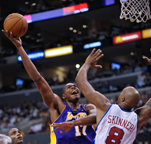 Andrew Bynum (L) of Lakers goes up to shoot during the NBA basketball game against Clippers at Staples Center, Los Angeles, CA, the U.S.A., Oct. 29, 2008.