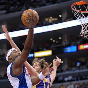 Baron Davis (L) of Clippers goes up to shoot as Pau Gasol of Lakers defends during their NBA basketball game at Staples Center, Los Angeles, CA, the U.S.A., Oct. 29, 2008. 