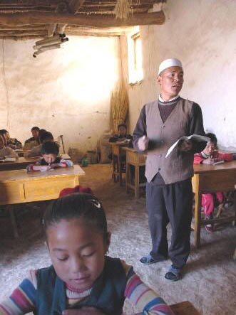 Substitute teacher Jin Xueming is teaching at Jinjiajing Primary School in central Ningxia. 