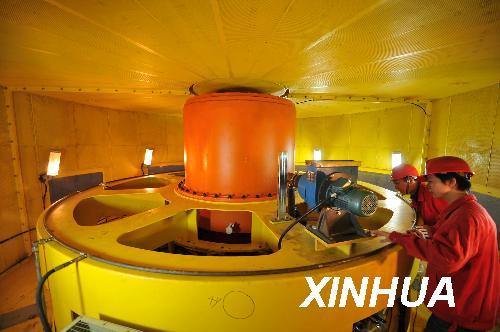 Technological workers check and test No. 15 turbine generating set on the right bank of the Three Gorges Project on October 29, 2008. 