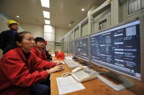 Technological workers check and test No. 15 turbine generating set on the right bank of the Three Gorges Project on October 30, 2008. [Photo: Xinhua]