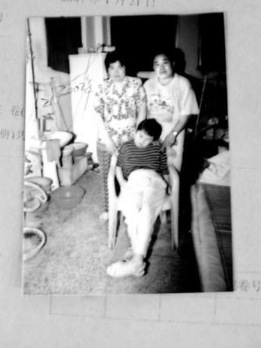 Li Daohong and her husband brought their daughter all over the country for treatment during the last 20 years. [Photo: Nanfang Daily]