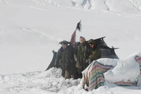 Soldiers rescue a farmer stranded due to heavy snow in Shannan prefecture, southwest China's Tibet Autonomous Region Oct. 30, 2008. (Xinhua Photo)