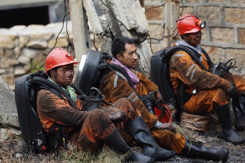 Rescuers take a break by the entrance of the Yaotou mine shaft in Chengcheng County, northwest China's Shaanxi Province on Thursday, October 30, 2008. 