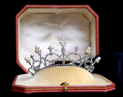 A 105,000 euros Tiara, with gold, diamonds and natural pearls, is displayed before the opening of the Grand Luxe exhibition in Brussels, October 30, 2008.