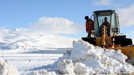 A bulldozer clears snow from the Sichuan-Tibet road in Nyingchi, southwest China's Tibet Autonomous Region, Oct. 30, 2008.