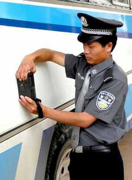 A policeman detects a bus suspected to be loaded with drugs with a Gamma-ray apparatus.