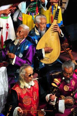 This photo dated on Oct. 24, 2008 shows old artists play the Naxi music in ancient Lijiang city, southwest China's Yunnan Province. [Xinhua]