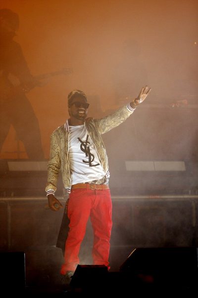 Ten-time Grammy-winning American rapper Kanye West performs at his Glow in the Dark tour at Beijing Worker's Gymnasium on Saturday night, November 1, 2008. [Sina.com.cn]