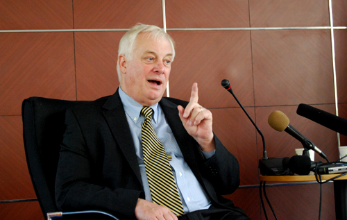 Speaking to journalists yesterday in Beijing, former Hong Kong Governor Chris Patten attacked the “hapless, witless unilateralism” of the Bush administration and said he hopes to see Barack Obama elected US president.