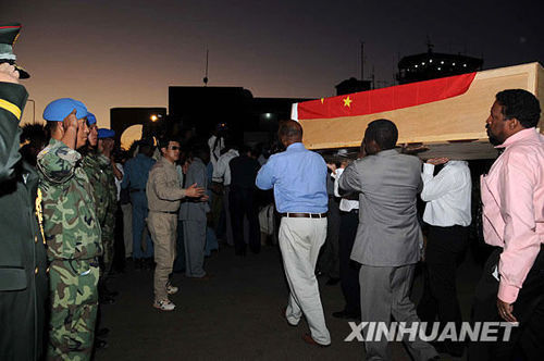 The bodies of three Chinese workers killed by kidnappers in Sudan were transferred to the airport in Khartoum on October 28, 2008. [Xinhua Photo] 