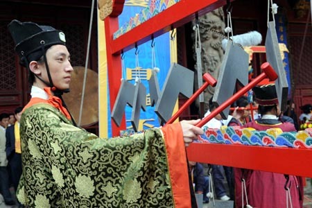 An artist performs during the sacrificing ceremony to Confucius at the Confucian Temple in Qufu, east China's Shandong Province, September 28, 2008. (Xinhua Photo)