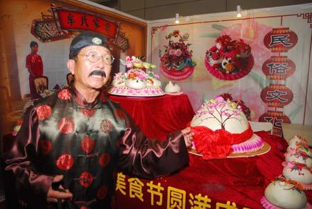 A businessman introduces the traditional dough modellings during the third China International Food Festival kicked off Saturday in Yantai, east China's Shandong Province, November 1, 2008. (Xinhua Photo) 
