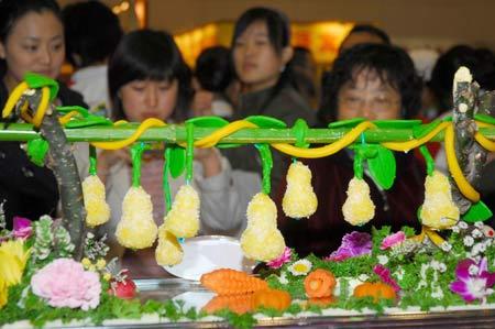 Visitors look at the samples of delicious food on display during the third China International Food Festival kicked off Saturday in Yantai, east China's Shandong Province, November 1, 2008. (Xinhua Photo) 