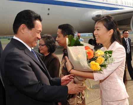 Zhou Yongkang (L), member of the Standing Committee of the Political Bureau of the Communist Party of China (CPC) Central Committee and secretary of the CPC Central Political and Legislative Affairs Committee (CPLAC), is greeted upon his arrival at the airport in Jakarta, capital of Indonesia, Nov. 2, 2008. Zhou Yongkang arrived in Jakarta on Sunday afternoon, starting his friendly visit to Indonesia. (Xinhua/Liu Jiansheng) 