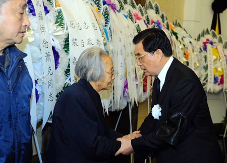 Chinese President and General Secretary of the Communist Party of China (CPC) Central Committee Hu Jintao (1st, R) condoles a relative of Xiao Ke at Babaoshan Cemetery in Beijing, on Nov. 2, 2008. [Xinhua]