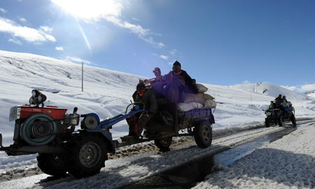 Stranded people are transferred after being rescued from a grazing area in Lhunze county in southwest China&apos;s Tibet Autonomous Region, Oct. 30, 2008. Over 87% of the snow-stranded people in Lhunze and Cona have been rescued as of the afternoon of Oct. 31. [Xinhua]