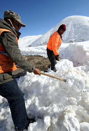 Workers clear snow-covered road in Cona county in southwest China&apos;s Tibet Autonomous Region, Oct. 30, 2008. [Xinhua]