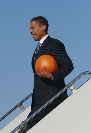 U.S. Democratic presidential nominee Senator Barack Obama (D-IL) steps off his campaign plane carrying a Halloween pumpkin, at Chicago Midway Airport, October 31, 2008. Obama is spending a few hours on Halloween with his family in Chicago before campaigning in Indiana later on Friday before the November 4 presidential election. 