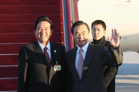 Chen Yunlin (1st L), president of the Chinese mainland's Association for Relations Across the Taiwan Straits (ARATS), smiles as Wang Yi (2nd L), director of China's State Council Taiwan Affairs Office, sees him off at the airport in Beijing, capital of China, Nov. 3, 2008. Chen Yunlin left Beijing on Nov. 3 for Taipei in southeast China's Taiwan Province for a five-day trip.