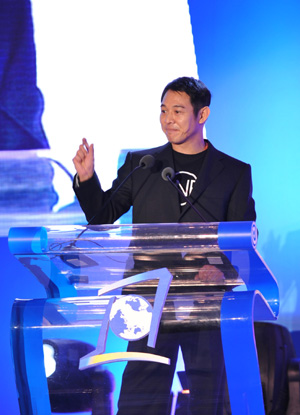 Jet Li delieves a keynote speech. [China.org.cn] 