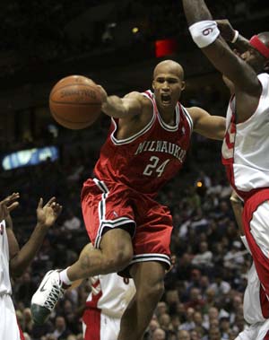 Milwaukee Bucks forward Richard Jefferson (24) feeds the ball to an open teammate in the first quarter against the Toronto Raptors during NBA basketball action in Milwaukee, Wisconsin November 1, 2008.