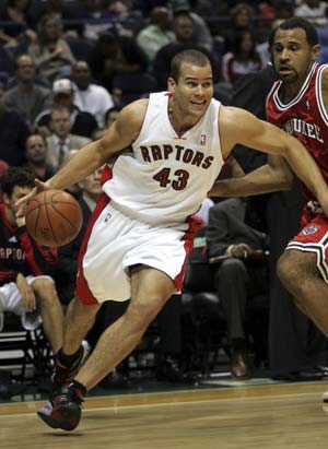 Toronto Raptors forward Kris Humphries (43) drives around Milwaukee Bucks forward Malik Allen (R) in the second quarter during NBA action in Milwaukee, Wisconsin November 1, 2008.