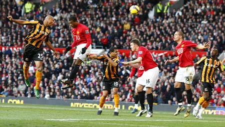 Hull City's Daniel Cousin (L) heads the ball to score during their English Premier League soccer match against Manchester United in Manchester, northern England, November 1, 2008.