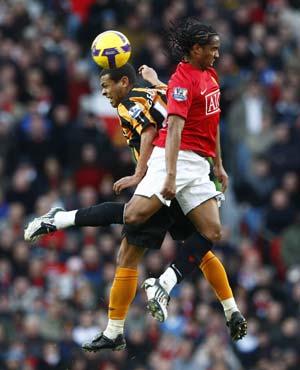 Manchester United's Anderson (R) challenges Hull City's Geovanni during their English Premier League soccer match in Manchester, northern England, November 1, 2008.
