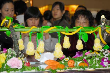Visitors look at the samples of delicious food on display during the third China International Food Festival kicked off Saturday in Yantai, east China's Shandong Province, Nov. 1, 2008.[xinhua] 