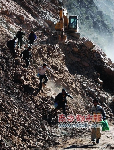 Twenty six people died and 41 were missing after mudslides hit southwest China's Yunnan Province over the weekend, said local authorities.