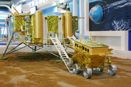  A model of a moon rover is seen on exhibition befor the upcoming 7th China International Aviation and Aerospace Exhibition in Zhuhai, Guangdong Province, in this picture taken on October 31, 2008. China is expected to invite bids for building its first moon rover by December, Xinhua News Agency reported.[CFP]