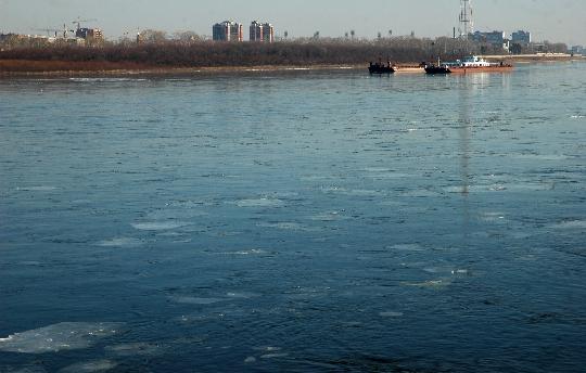 黑龙江黑河段水域出现流冰(组图)