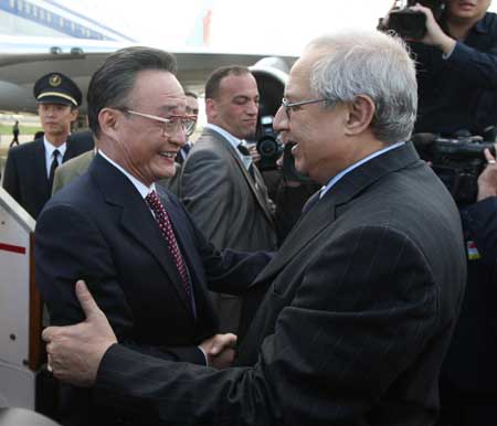 Abdelaziz Ziari (R), Speaker of Algeria's National Assembly, greets Wu Bangguo (L), chairman of the Standing Committee of China's National People's Congress, at an airport in Algiers, capital of Algeria, on Nov. 3, 2008.