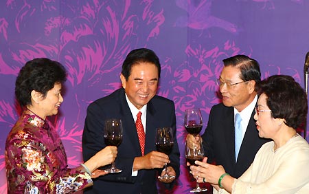 Chen Yunlin (2nd L), president of the mainland-based Association of Relations Across the Taiwan Straits (ARATS), toasts with Chiang Pin-kung (2nd R), chairman of Taiwan-based Straits Exchange Foundation (SEF), at a welcoming banquet in Taipei of southeast China&apos;s Taiwan Province Nov. 3, 2008. Chen Yunlin arrived in Taiwan on Nov. 3 for a five-day visit.