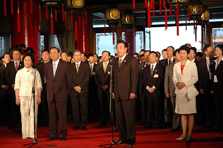 Chen Yunlin (R Front), president of the Chinese mainland&apos;s Association of Relations Across the Taiwan Straits (ARATS), delivers a speech during the welcoming ceremony held by Chiang Pin-kung (2nd L Front), chairman of Taiwan&apos;s Straits Exchange Foundation (SEF), in Taipei of southeast China&apos;s Taiwan Province Nov. 3, 2008. Chen Yunlin arrived in Taiwan on Nov. 3 for a five-day trip. (Xinhua/Zhao Bo)