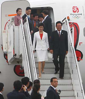  Chen Yunlin (R Center), president of the Chinese mainland&apos;s Association of Relations Across the Taiwan Straits (ARATS), arrives at Taoyuan International Airport in Taipei of southeast China&apos;s Taiwan Province Nov. 3, 2008. Chen Yunlin arrived in Taiwan on Nov. 3 for a five-day trip. (Xinhua/Xing Guangli)