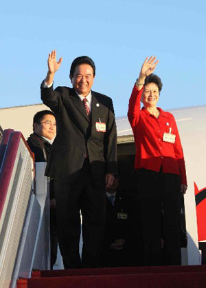 Chen Yunlin (2nd R), president of the Chinese mainland&apos;s Association for Relations Across the Taiwan Straits (ARATS), waves before heading for Taipei of southeast China&apos;s Taiwan Province, at the airport in Beijing, capital of China, Nov. 3, 2008. Chen Yunlin left Beijing on Nov. 3 for Taipei for a five-day trip.