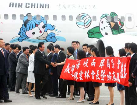 Chen Yunlin, president of the Chinese mainland&apos;s Association of Relations Across the Taiwan Straits (ARATS), shakes hands with welcoming people after arriving at the Taoyuan International Airport in Taipei of southeast China&apos;s Taiwan Province Nov. 3, 2008. 