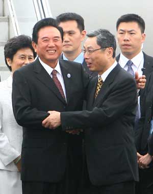 Chen Yunlin (L front), president of the Chinese mainland&apos;s Association of Relations Across the Taiwan Straits (ARATS), is welcomed by Kao Koong-lian (R front), vice chairman and secretary-general of Taiwan&apos;s Straits Exchange Foundation (SEF), after arriving at the Taoyuan International Airport in Taipei of southeast China&apos;s Taiwan Province Nov. 3, 2008.