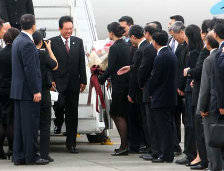  Chen Yunlin (C), president of the Chinese mainland&apos;s Association of Relations Across the Taiwan Straits (ARATS), arrives at the Taoyuan International Airport in Taipei of southeast China&apos;s Taiwan Province Nov. 3, 2008.