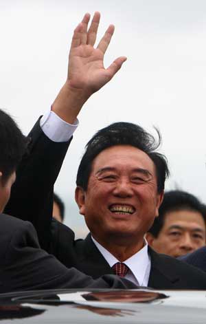  Chen Yunlin, president of the Chinese mainland&apos;s Association of Relations Across the Taiwan Straits (ARATS), arrives at the Taoyuan International Airport in Taipei of southeast China&apos;s Taiwan Province, Nov. 3, 2008. 