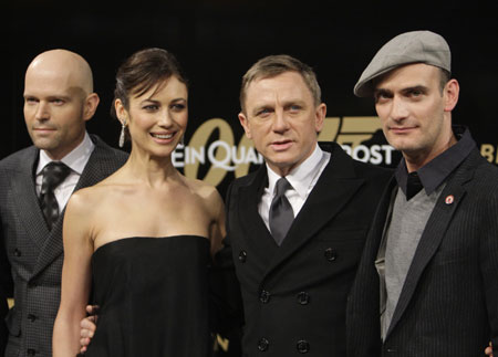 British director Marc Forster (L-R), Ukrainian actress Olga Kurylenko, actor Daniel Craig and Swiss actor Anatole Taubmann pose at the red carpet for the German premiere of the latest James Bond movie 'Quantum of Solace' in Berlin, Nov. 3, 2008. The movie opens in German cinemas on Nov. 6. [Chinadaily.com.cn]