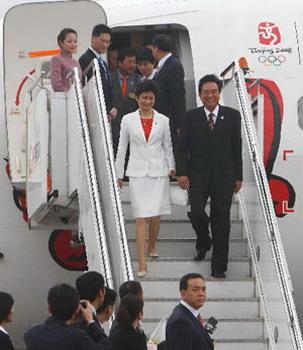 Chen Yunlin (R Center), president of the Chinese mainland's Association for Relations Across the Taiwan Straits (ARATS), arrives at Taoyuan International Airport in Taipei of southeast China's Taiwan Province Nov. 3, 2008. Chen Yunlin arrived in Taiwan on Nov. 3 for a five-day trip.[Xinhua Photo] 