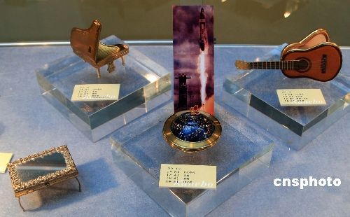 More than 200 antique powder puff compacts were put on display in a shopping mall in Shanghai on Monday, November 3, 2008. With the oldest dating back some 100 years, the make-up tools have attracted numbers of modern women who eager to see how their predecessors used the power of cosmetics to their advantage.[Photo:cnsphoto]