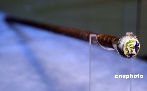 More than 200 antique powder puff compacts were put on display in a shopping mall in Shanghai on Monday, November 3, 2008. With the oldest dating back some 100 years, the make-up tools have attracted numbers of modern women who eager to see how their predecessors used the power of cosmetics to their advantage.[Photo:cnsphoto] 