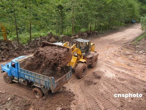 Two roads cut off by the mudslides in Chuxiong Yi autonomous prefecture of Yunnan Province have reopened over the past day after continuous repair efforts, allowing access for rescue and relief staff. 