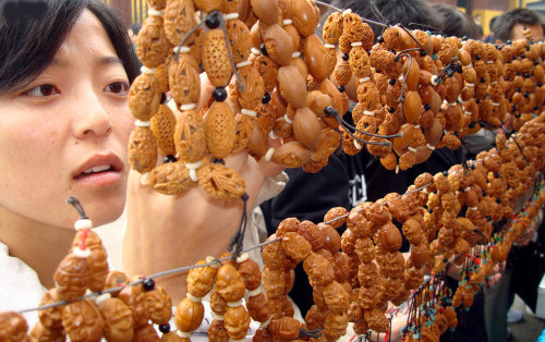  The Second Chinese Folk Handicraft Art Festival is held in Suzhou, Jiangsu Province, on November 1, 2008. During the nine-day festival, Chinese folk artists make handicraft at the city's Guanqian Street, attracting tourists from all over the world. 