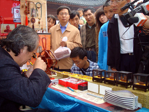  The Second Chinese Folk Handicraft Art Festival is held in Suzhou, Jiangsu Province, on November 1, 2008. During the nine-day festival, Chinese folk artists make handicraft at the city's Guanqian Street, attracting tourists from all over the world. 