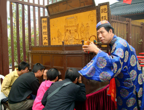  The Second Chinese Folk Handicraft Art Festival is held in Suzhou, Jiangsu Province, on November 1, 2008. During the nine-day festival, Chinese folk artists make handicraft at the city's Guanqian Street, attracting tourists from all over the world. 